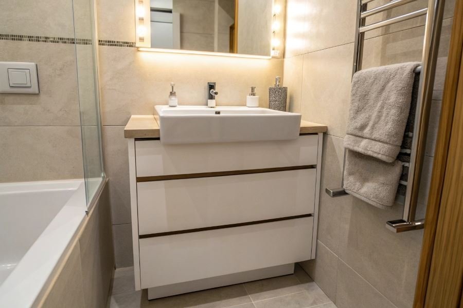 Kichik hammom uchun ixcham shkaflar: zamonaviy yechimlar