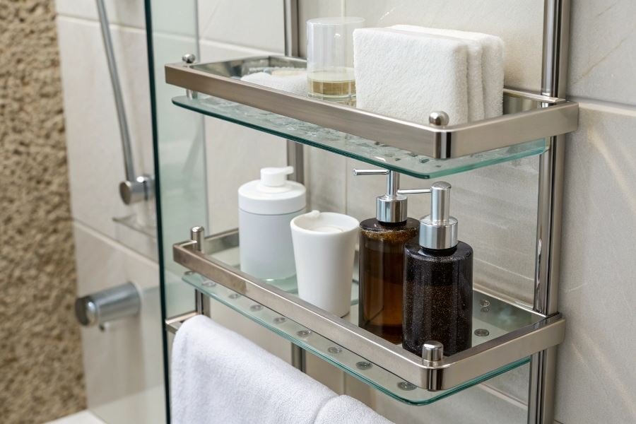 Влагостойкие полки для ванной: материалы и монтаж