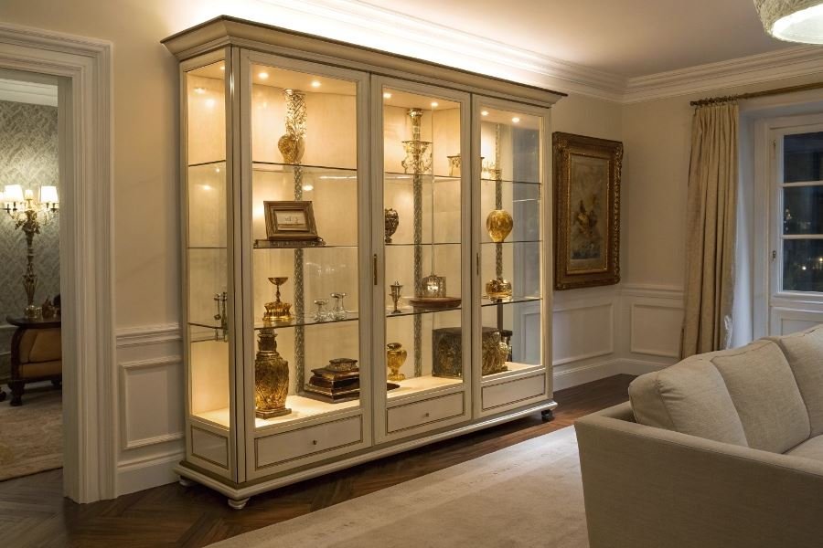 Как выбрать идеальный шкаф-витрину для коллекций