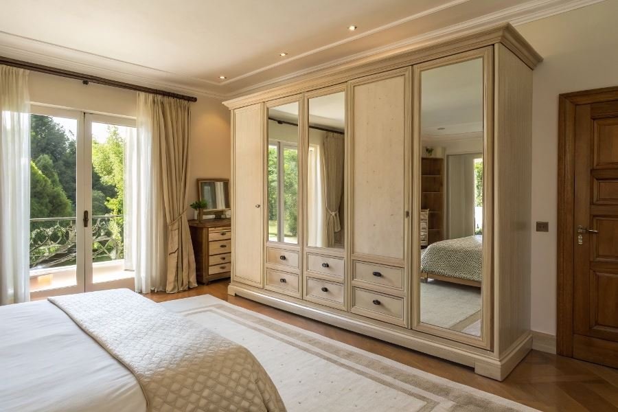 Зеркальные распашные шкафы: плюсы и минусы выбора