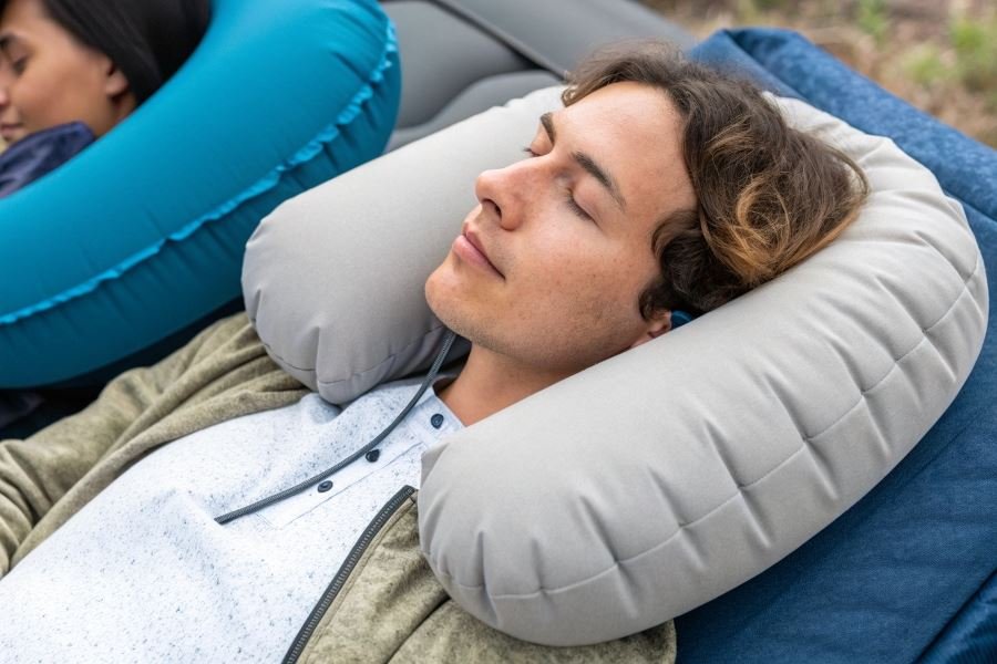 859-inflatable-pillow-pump-or-not-comparison Надувные подушки: с насосом или без — практичный выбор